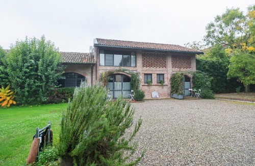 Stagno Lombardo House | Quaint Mansion in Stagno Lombardo with Garden