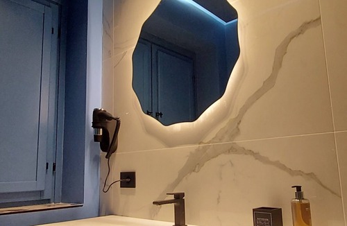 Avellino Apartment | Romantic Junior Suite with Canal View a stone's throw from Corso Vittorio Emanuele