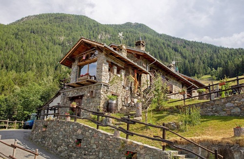 Charvensod Apartment | Room 'Camoscio' – Space and Comfort with Balcony and Alpine Views