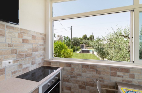 Polignano a Mare Apartment | Room 'Corallo House - Alba Rossa' with Shared Pool, Wi-Fi, and Air Conditioning