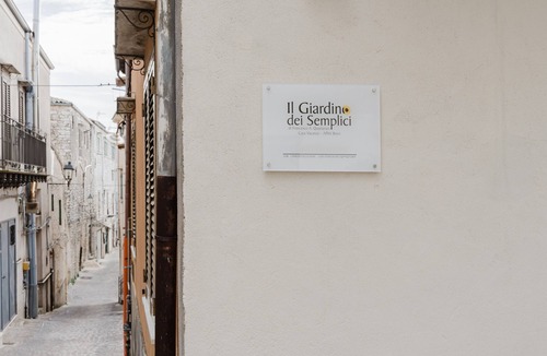 Giuliana Apartment | Room 'Eleonora D'Aragona' with Mountain View, Wi-Fi, and Air Conditioning
