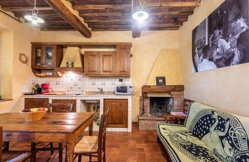 Lama Apartment | Room 'Podere Marroneto - Camera 1' with Mountain View, Shared Pool and Wi-Fi