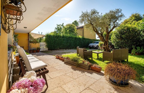 Mirano Apartment | Room 'Rosa' with Shared Garden, Wi-Fi and Air Conditioning