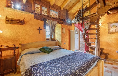 Charvensod Apartment | Room 'Stambecco' – Mountain Atmosphere on Two Levels with Panoramic Balcony
