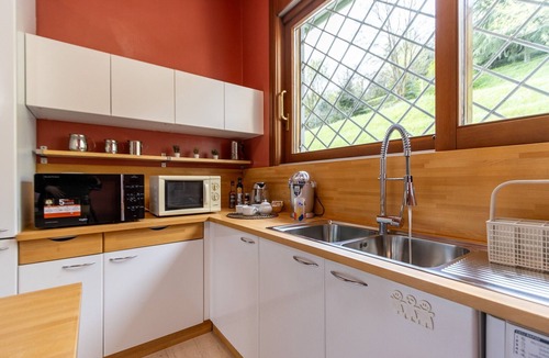 Montevecchia Apartment | Room 'Stanza Miele' with Mountain View, Shared Terrace and Wi-Fi