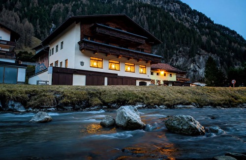 Sankt Leonhard im Pitztal Apartment | Rustic Pitztal alpine house by the stream with large balcony and garage