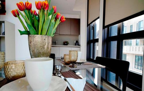 San Babila Apartment | San Babila Duomo View with Shared Rooftop Terrace
