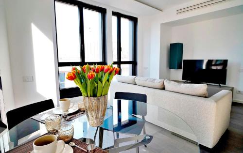 San Babila Apartment | San Babila Duomo View with Shared Rooftop Terrace