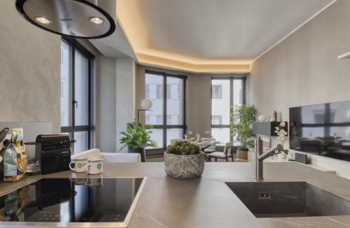San Babila Apartment | San Babila Duomo View with Shared Rooftop Terrace