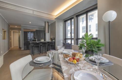 San Babila Apartment | San Babila Duomo View with Shared Rooftop Terrace
