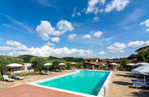 Ramazzano Apartment | Secluded Mansion in Perugia with Jacuzzi