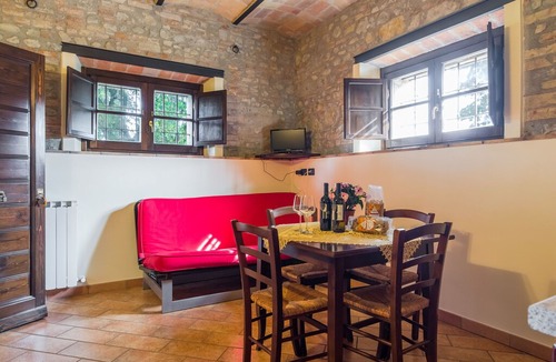 Ramazzano Apartment | Secluded Mansion in Perugia with Jacuzzi