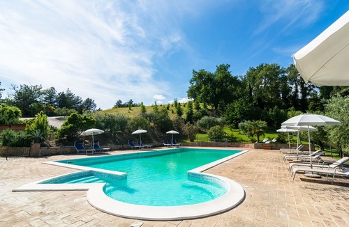 Ramazzano Apartment | Secluded Mansion in Perugia with Jacuzzi