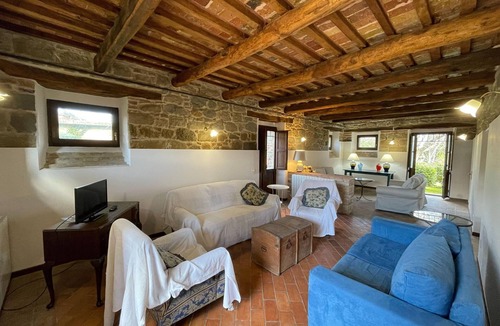 Amandola House | Spacious Holiday Home with Swimming Pool