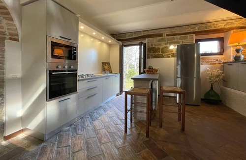 Amandola House | Spacious Holiday Home with Swimming Pool