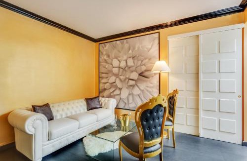 Rione III Colonna Apartment | Spanish Steps Boutique Gold Apartment