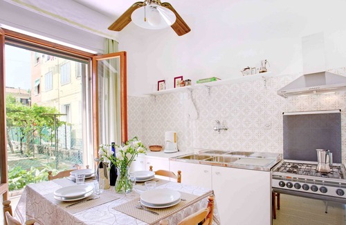 Longa House | Splendid large and bright house with private garden