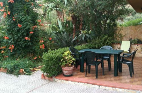 Cefalu House | Stanza con bagno e cucina in comune in Villa Giardino Spiaggia