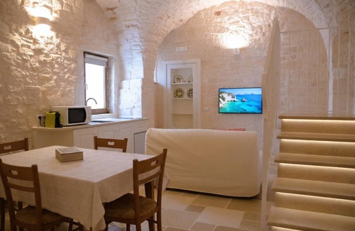 Centro Storico Bed & Breakfast | Stella Cometa - Campanile Inn; Comfortable room in historic building Locorotondo