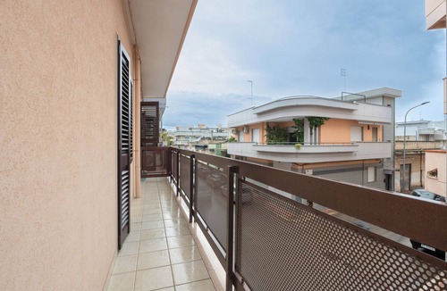 Grottaglie Apartment | Studio Apartment 'Casa Le Margherite 1' with Balcony, Wi-Fi and Air Conditioning