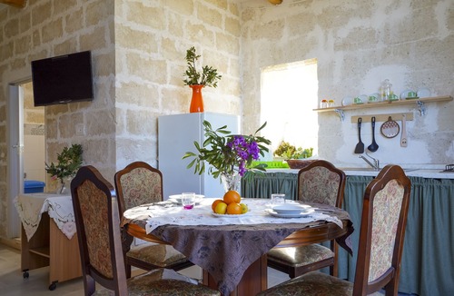 L'Assunta Apartment | Studio Apartment "La Casa Di Marta" with Shared Garden & Wi-Fi