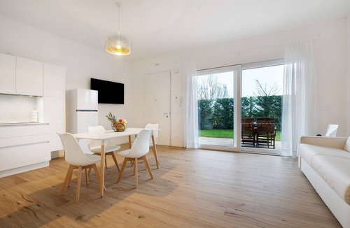 Lido di Jesolo Apartment | Studio Apartment 'Open Space 1' with Shared Garden, Wi-Fi and Air Conditioning