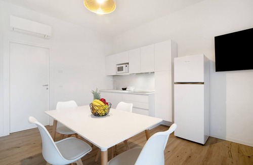 Lido di Jesolo Apartment | Studio Apartment 'Open Space 1' with Shared Garden, Wi-Fi and Air Conditioning