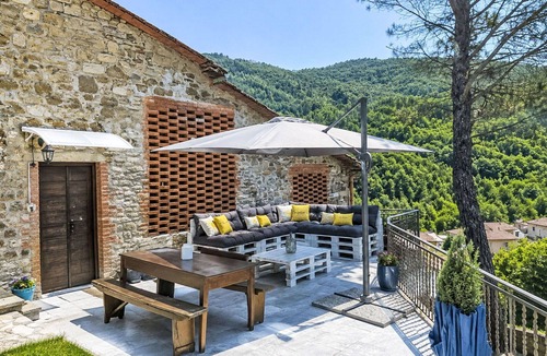 Starda Villa | Stunning private villa for 5 people with WIFI, TV, patio, pets allowed and panoramic view