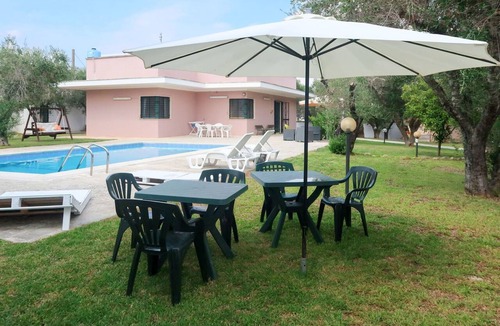Martignano Villa | Stunning private villa for 6 people with WIFI, A/C, private pool, TV, terrace and pets allowed