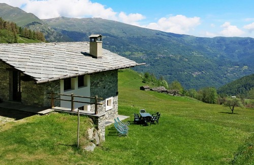 Sampeyre House | Stunning private villa for 9 people with TV, patio and parking