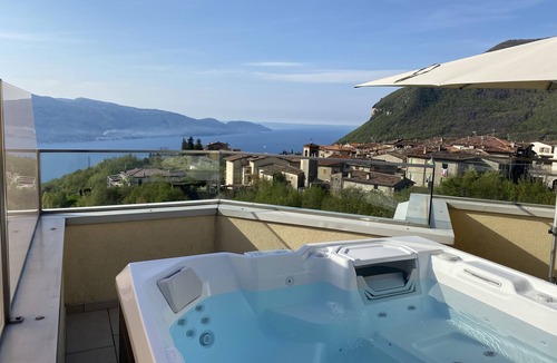 Aer Apartment | Suite with hydromassage, 6 beds, breathtaking lake view, swimming pool