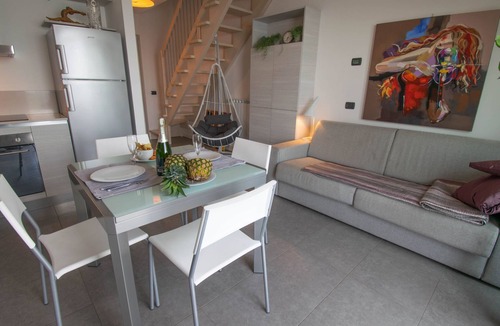 Plassi Apartment | Terrazza a Lago - Dreizimmerwohnung mit Terrasse und Schwimmbad by Interhome