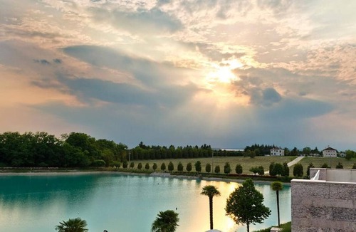 Lovadina Hotel | Thai Si