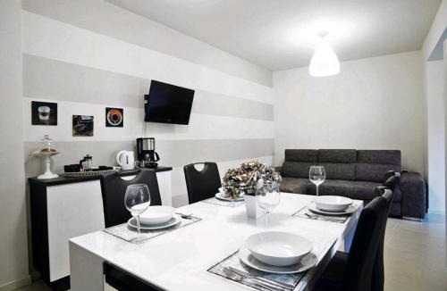 Lovere Old Town Apartment | VENTUNO - Modern Apartment - Country & Lake
