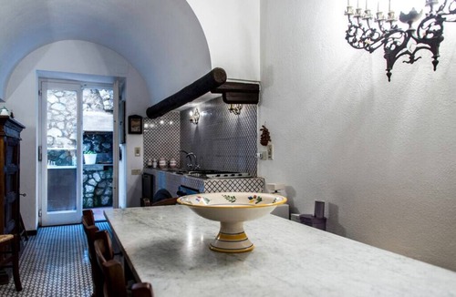 Capri Villa | Villa Bianca, centrally located and surrounded by greenery, 5 minutes from the Piazzetta