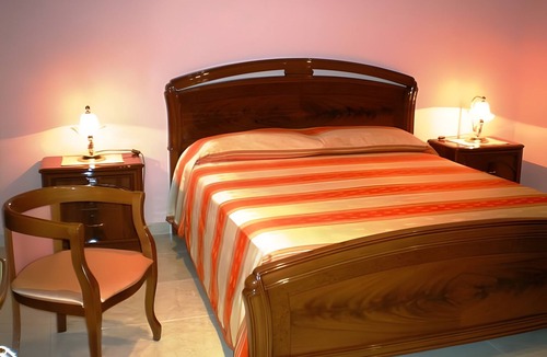 Morano Calabro Apartment | Villa 'Camera Viola Del Pensiero' with Mountain View, Shared Pool and Wi-Fi