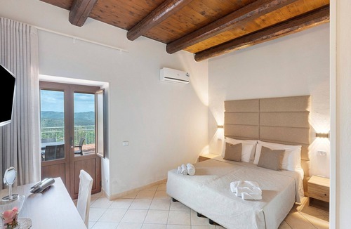 Stella Cilento Villa | Villa 'Don Elio Con Spa Privata' with Mountain View, Wi-Fi and Air Conditioning