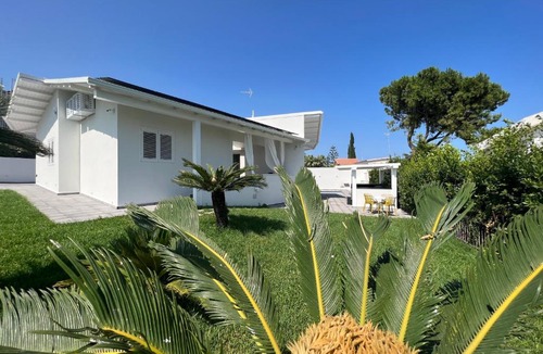 Fontane Bianche Villa | Villa Giuliana Luxury Home: piscina, solarium, barbecue. A pochi passi dal mare