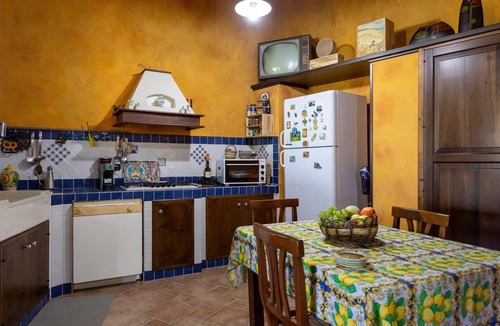 Menfi Villa | Villa 'Il Melograno' with Private Terrace, Jacuzzi, Wi-Fi and Air Conditioning