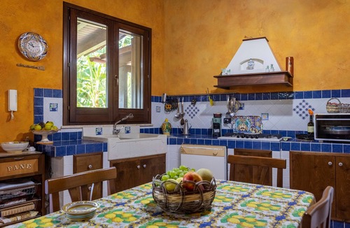 Menfi Villa | Villa 'Il Melograno' with Private Terrace, Jacuzzi, Wi-Fi and Air Conditioning