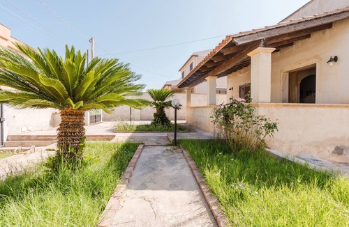 Mazara del Vallo Villa | Villa 'Iris' with Sea View, Wi-Fi and Air Conditioning