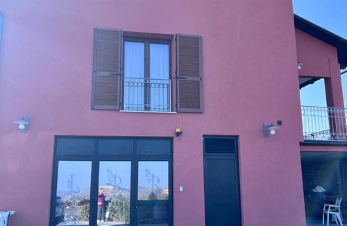 Borgonovo Apartment | Villa Lilli Beta Bella - Appartamento Rosso Whispering Vines