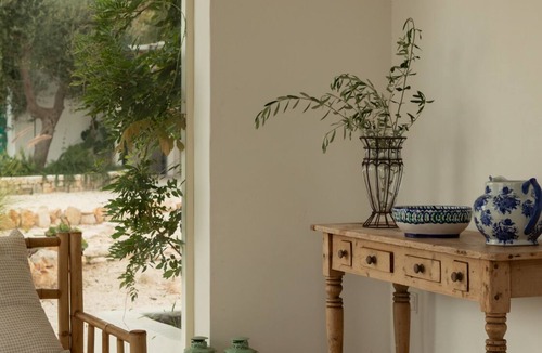 Fumarola Villa | Villa Pettirosso on an elevated terraced olive grove,