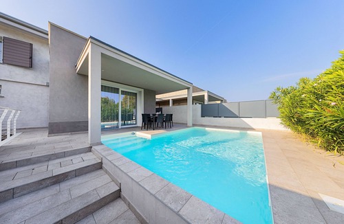 San Benedetto di Lugana Villa | Villa Prestige 19 with private pool and garden