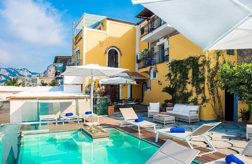 Nocelle Villa | Villa Sultana: A splendid and luminous three-story villa situated on a promontory facing the sea, with Free WI-FI.