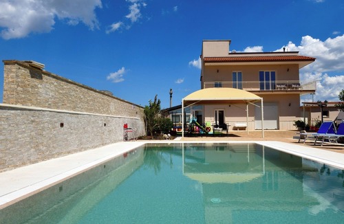 Castellana Grotte Villa | Villa with pool for 8 guests with 3 bedrooms
