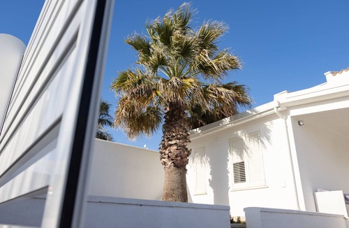 Tre Fontane Apartment | Wohnung 'Weiße Villa al Mare by Interhome