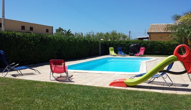 2 adjacent villas, 6 bedrooms, 4 Baths, Wi-Fi, Air cond., Pool, Garden, near Sea