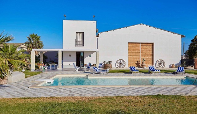 2 Bedroom Luxurious Villa, Private Pool, Stunning Gardens, Sleeps 6, Air conditioning, Wifi