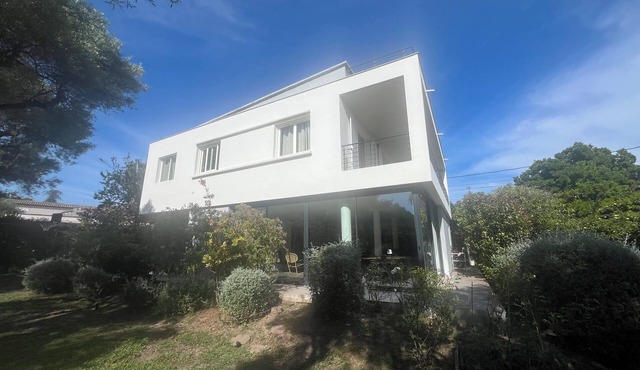 200 m² Le Corbusier-style house in Juan-les-Pins, with garden and swimming pool